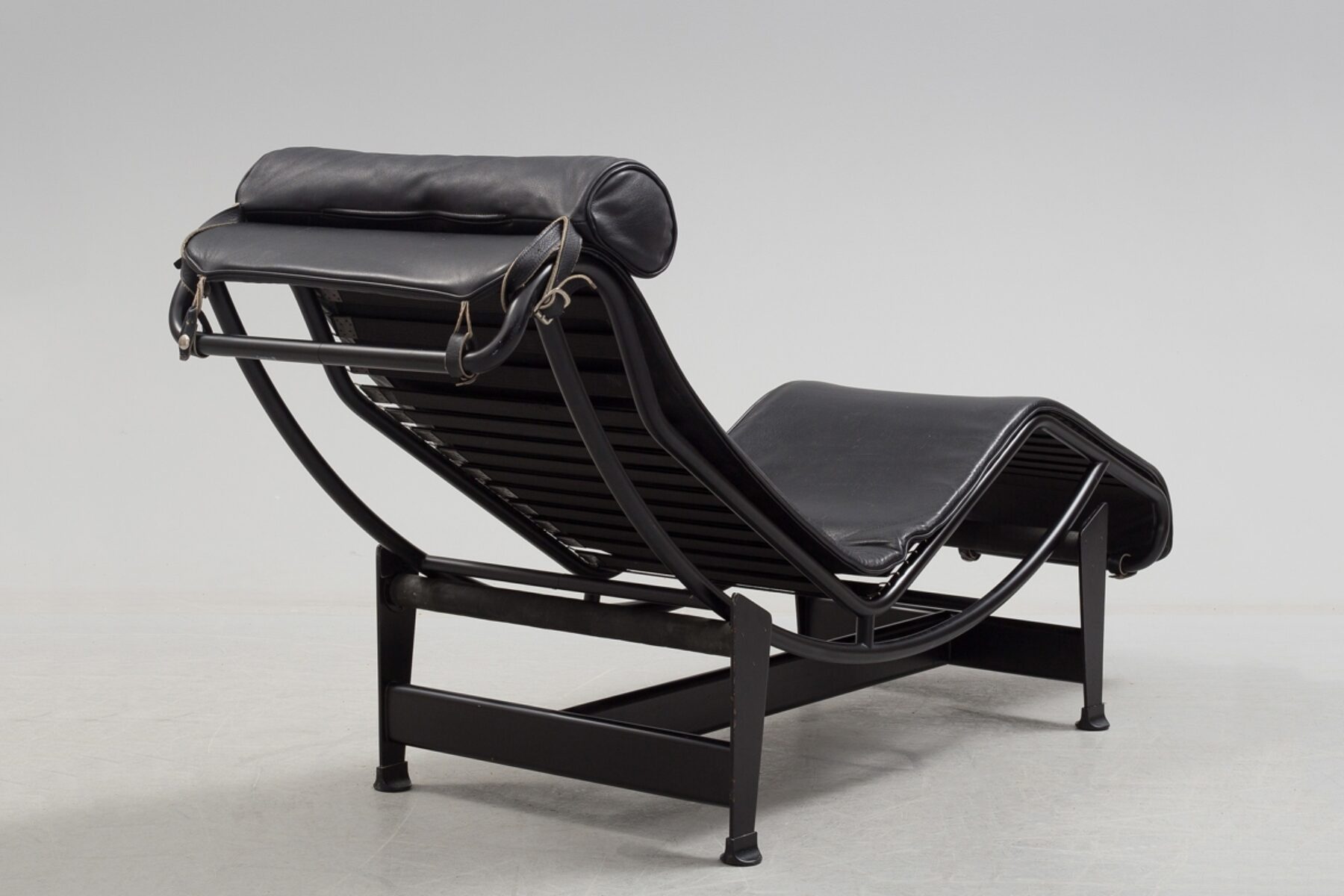LC4 Noire Chaise Lounge